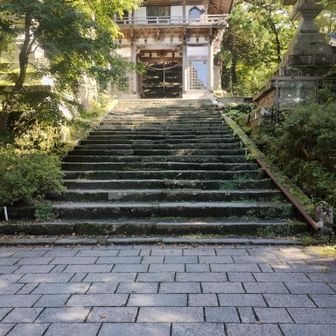 大山寺への正規の入り口か？
下りで大山寺への道というと、土蔵がある付近であまり目立たなかったです。
大神山神社からは、石畳を直進すると意識していればあまり迷う事ないかも。
阿弥陀堂も拝観料書いてありましたが閉ざされたまま。ご開帳なくば、人通り少なく、(つまり、仏像は見られない)拝観料函もない。ひっそりと静かな感じ。
真っ直ぐ石畳と覚えましょう！
登山者よりは、観光客、檀家さんというイメージのエリア。すぐわかるはずです。💝
