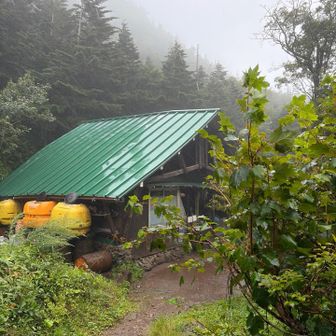 山小屋で休憩します。