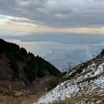 もう直ぐ稜線。振り返れば圧巻の景色😲