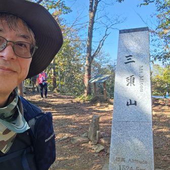 今までほとんど人と会わなかったのに山頂ではたくさんの登山者。ピンクのシャツを着たハセツネカップのスタッフの方々もいました。