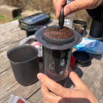 風を避けて、ここでお昼ご飯を食べます🍜

食後にコーヒー☕︎
もくもくもく🫘
至れり尽くせりありがたや🫶🏻