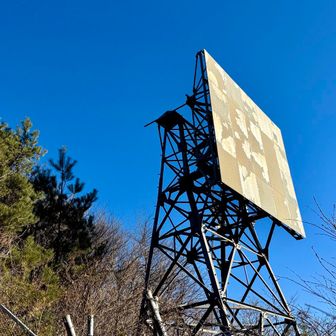 下から見えたやつだ！

雁ヶ腹摺山にあるこの巨大な構造物は、東京電力パワーグリッド　東山梨変電所〜三ツ峠無線中継所間の笹子反射板だそうです。現役設備です。

お知らせありがとうございました😊