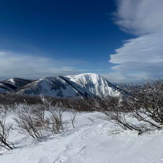 山頂からの虎毛山。雪が締まっていたら日帰りで向こうまで行けるだろうか？