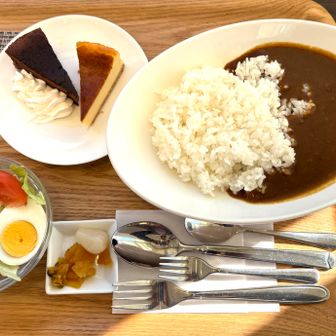 おらが茶屋さんのカレーとケーキ（ハーフサイズのチョコケーキとチーズケーキ）。
食後のコーヒー付きです。