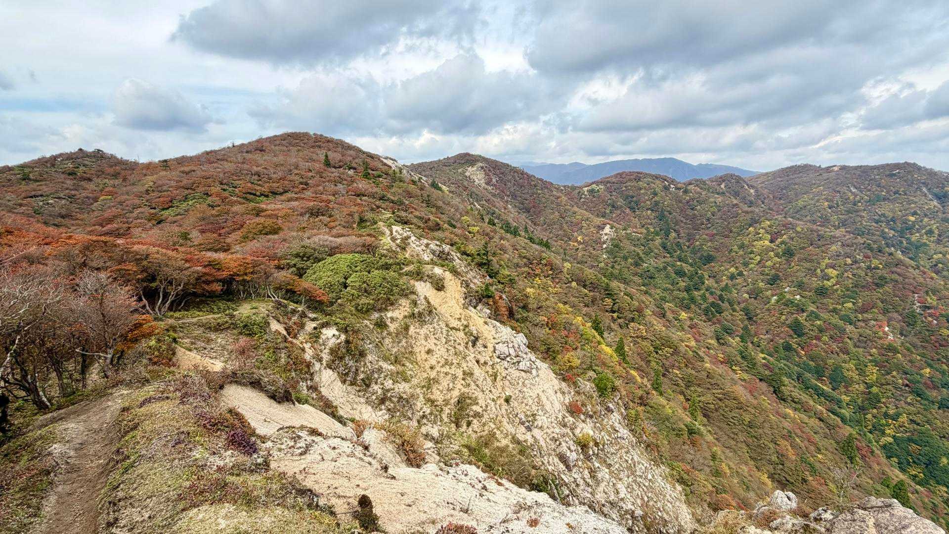 鈴鹿山脈、主稜線の色づき