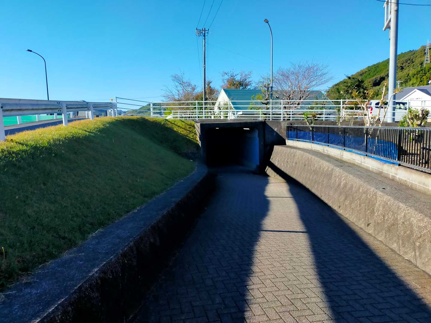 千歳橋の下を歩くことができます。ここを通って南側から駐車場に戻りました。