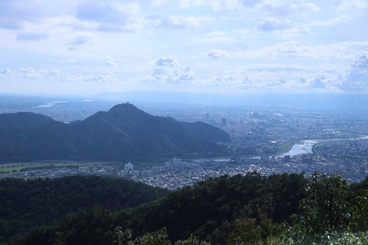 長良川の対岸には岐阜城の立つ金華山