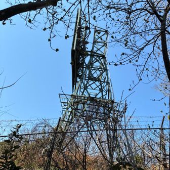 九州電力送配電　北九州支社〜門司変電所間の反射板です！

K3さん、いつもありがとうございます😊🙏

二点間の電波のやり取りを行う際、
山が邪魔になり電波が届かないので
反射板に電波を当てて目的のアンテナに送る為の装置になります。

チャッキー嘘ばっかり🤥

なんか変だと思ったよ笑

何が目印だって笑
