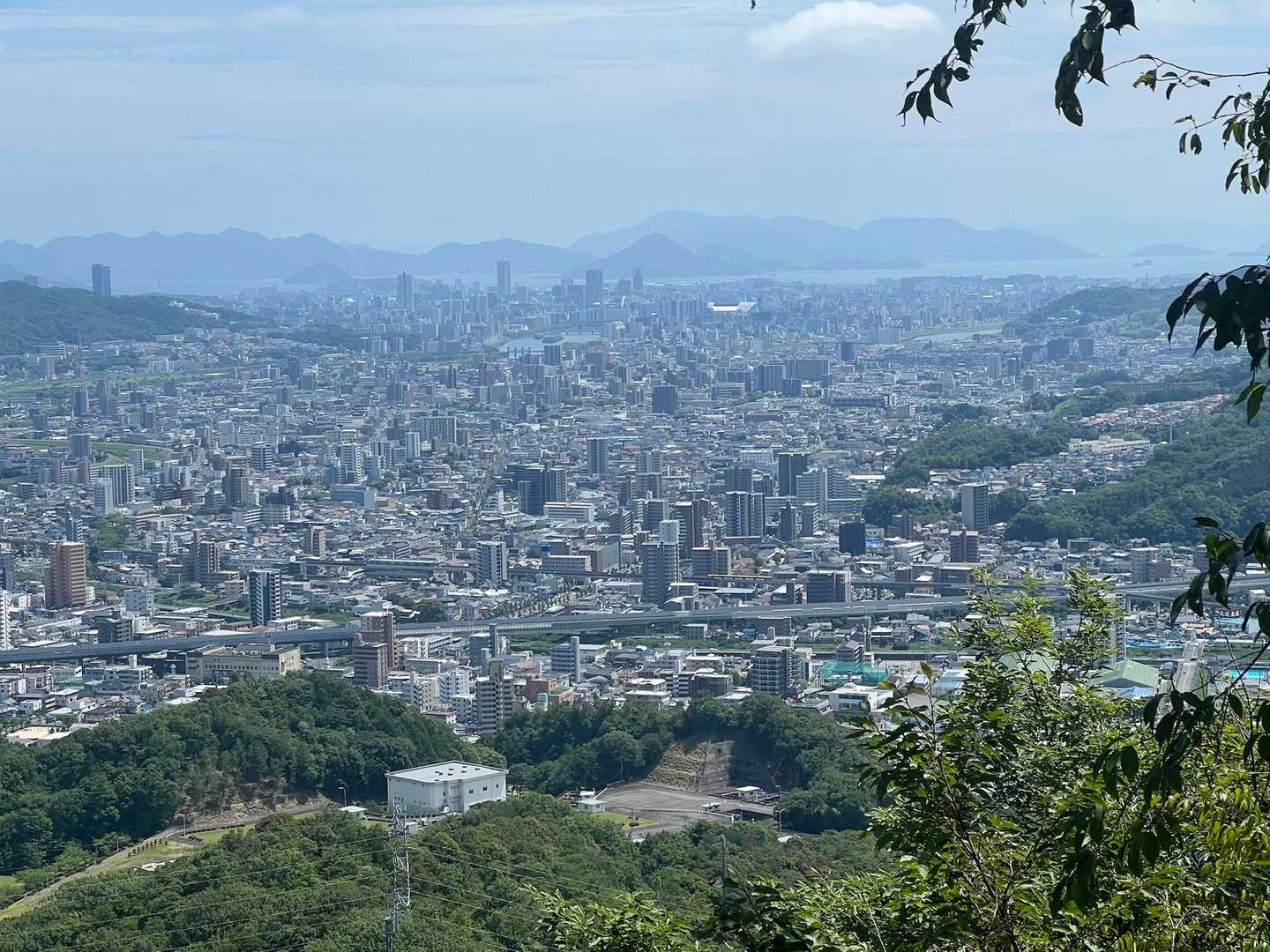 展望台から広島市内。