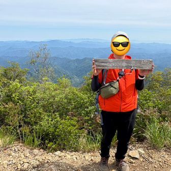 撮っていただきました。
モンベルのファンブロー空調服で山歩していた人です。