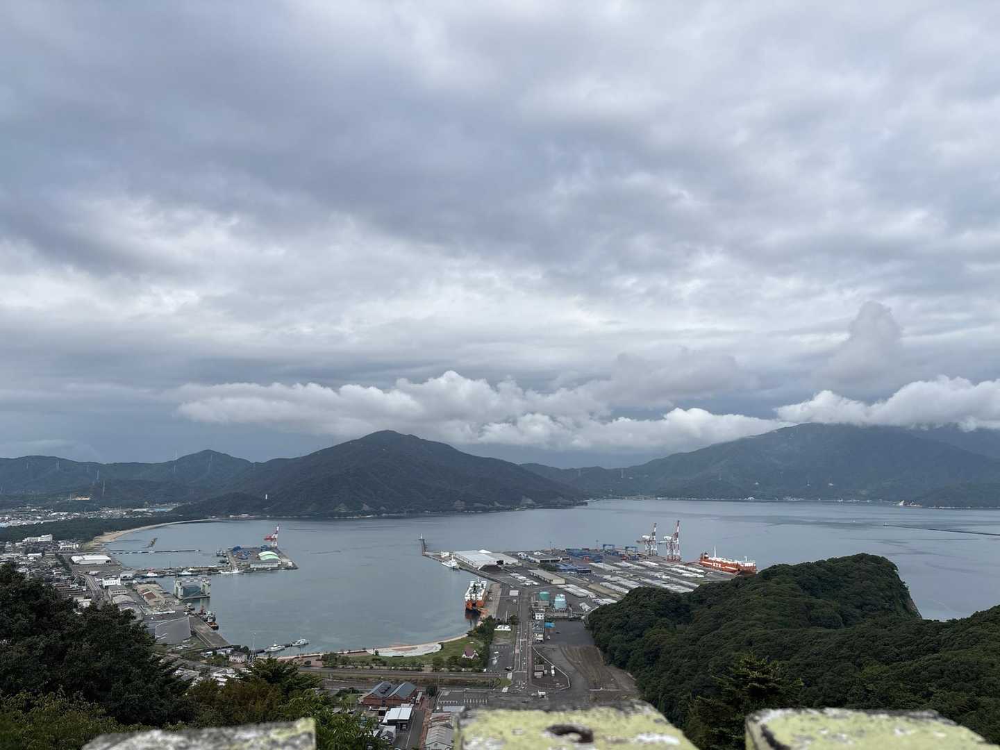 こんな感じかな。
いろんなお山から見てた敦賀湾がすぐそこ。
