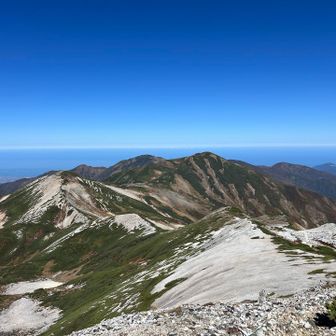 雪倉•朝日岳方面
肉眼では朝日山荘も見えてます