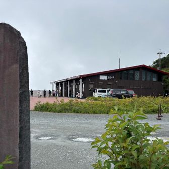 開店待ちがたくさんいらっしゃいます
人気ですね
徳川埋蔵金を見つけたらあそこに野外ベンチやテラス席を寄付したいと思います