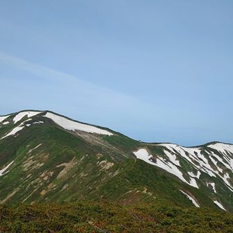 竜門山と竜門避難小屋👀
後で分かったけど、竜門山の山頂からは小屋が見えなかった🙃