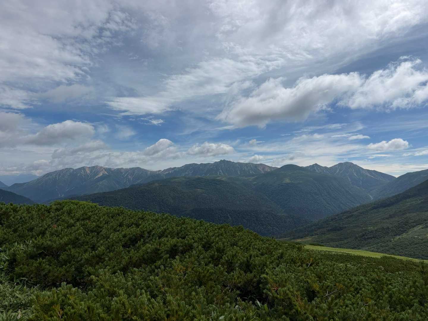 手前に雲の平、奥に水晶岳