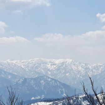 赤祖父山 1,033m 到着🙌
看板は雪の下❄️

人形山の峰
5月中旬～6月初旬に手つなぎ姉妹の雪型が見えるはず···見てみたいなぁ

左にチクッと見える山は高坪山と教えてもらった

