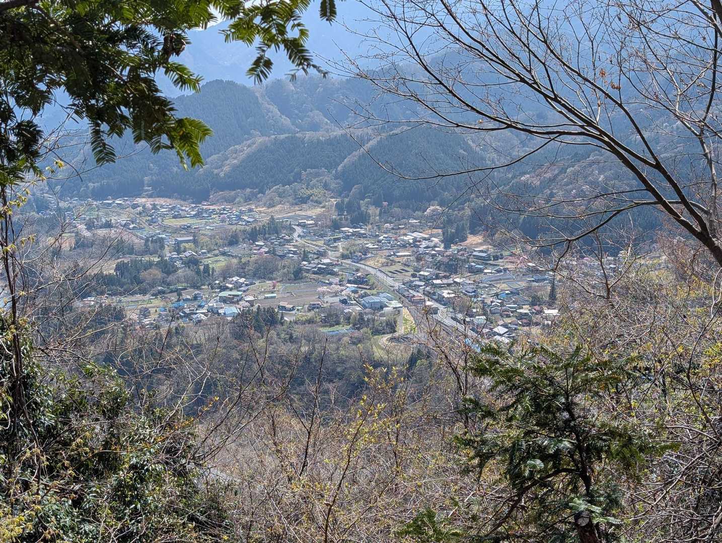 少し歩くと三峰口駅付近が見えました。一息入れます。😮‍💨
