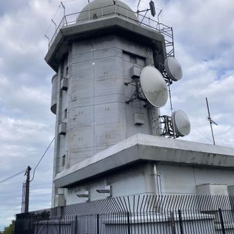 釈迦岳展望所にある無線中継所からスタート
