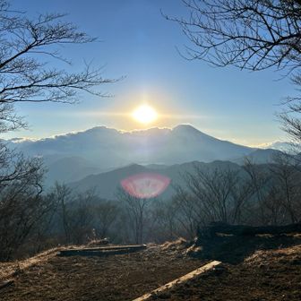 富士山シルエット　山より先に雲に陽が隠れそう