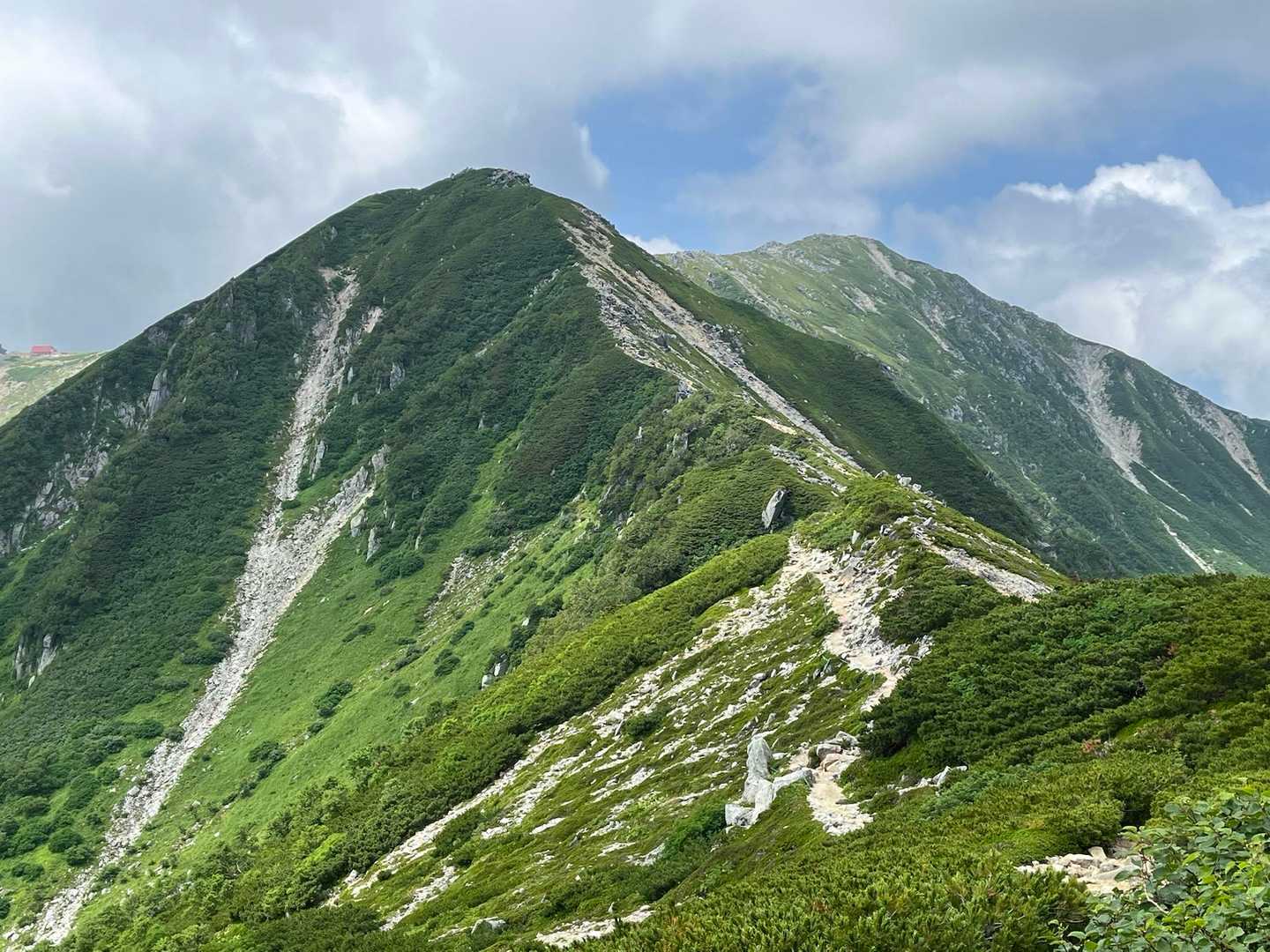 駒ヶ岳は一山超えて右側の𖤣ᨒ