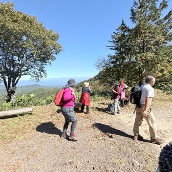 展望の利く登山口広場で語らった高山の人たちなど。