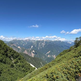 遥か向こうの山の名前はよく分からないが、イイねー