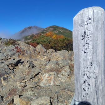 千枚岳。このあとガスで真っ白になりました