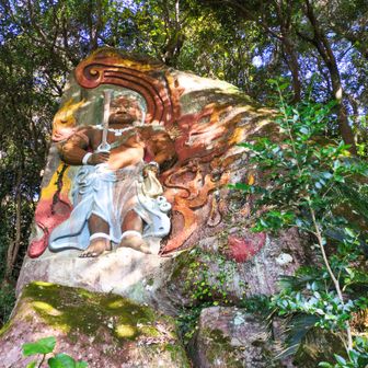 岩に掘られた不動明王と観音像