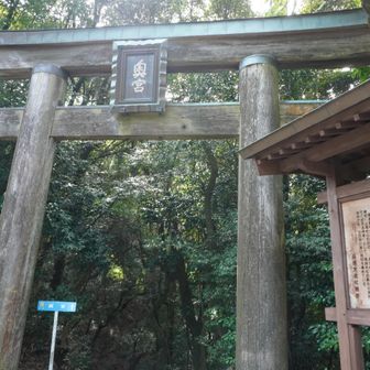 奥の院への鳥居