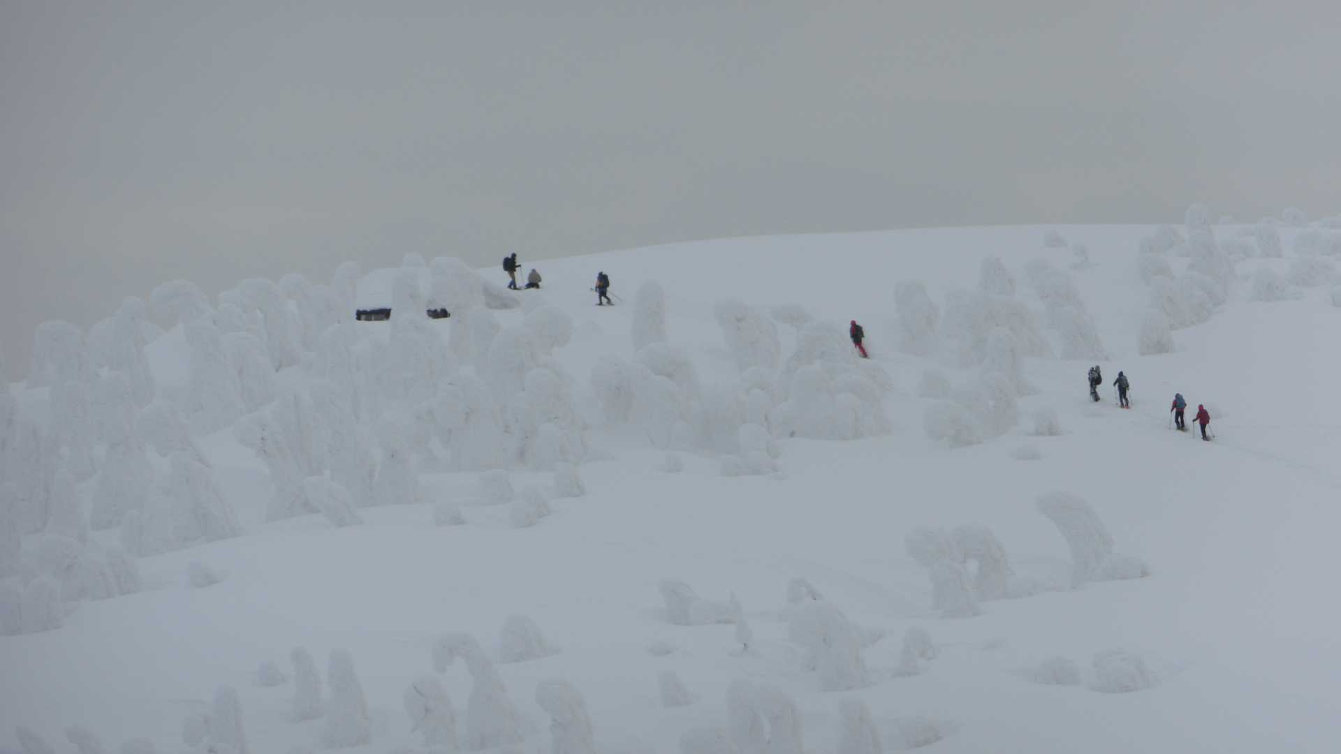 数えたら10人くらいが山頂目指してました