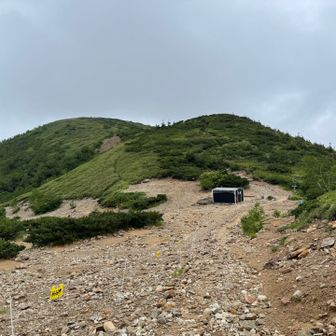 キャンプ場、右の小屋は食料保管小屋