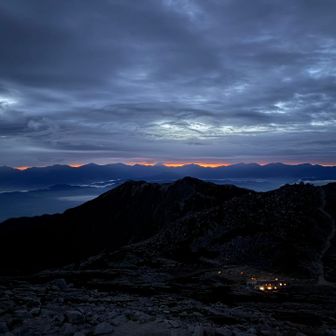 南アルプス方面です。
天気が悪すぎて頂上山荘やテントの人はだーれも登って来ませんでした。