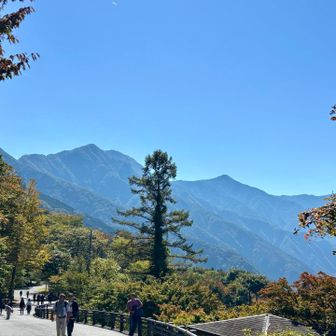 売店近くにて、白岩山⛰️& 雲取山⛰️方面もクッキリハッキリ💙✨👀