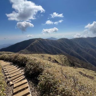 振り返れば歩いてきた稜線がこんな風景に！
天気良ければ歩くべき稜線ですね