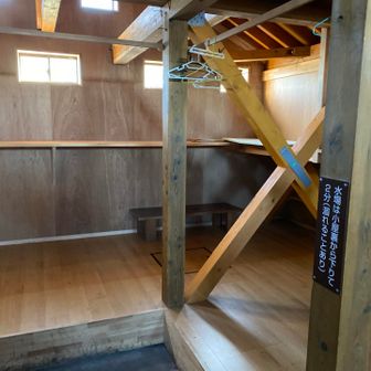 ストーブはありませんが、良い感じの小屋です