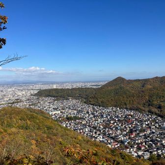 山頂からちょっと右に逸れた方向に高い岩があったので寄ってみる

あっここは！！
いつも冬場にここからの夜景🌃を発信してくださる某隊長の日記で見た憧れの地では⁉️

福井西野方面がよく見えるー
