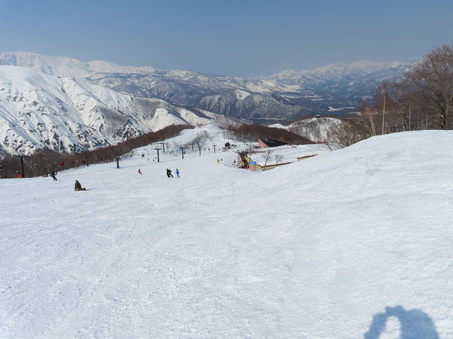 他のスキーヤー･ボーダーの動きを気にしながら下ります。途中、スキーヤーが近づいてきて止まり、私のスノーシューを指さして「これ何ですか？体を鍛えてるんですか？」「スノーシューと言って山登りの道具です」😙