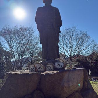 逆光の龍馬さん