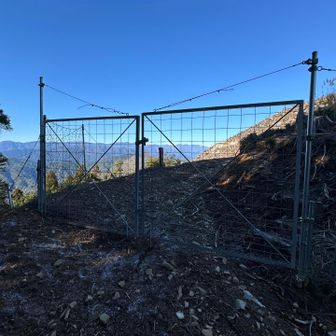 獣防止？の柵を超えます