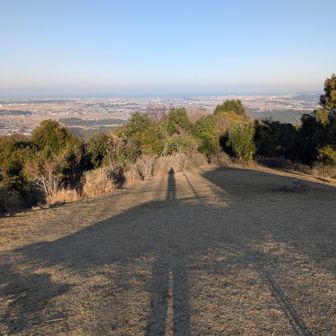 的山に戻ってきました。影が長い