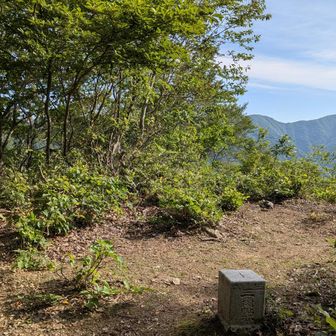奥山（1056.5m）です♪
右奥にあるのが金糞岳