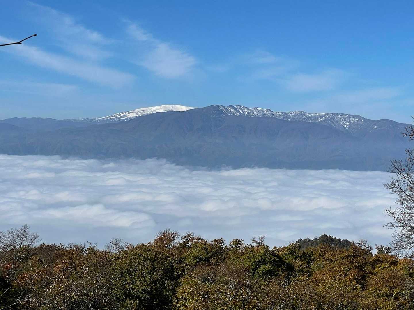葉山の後ろに月山