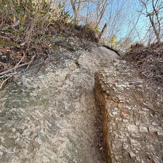 あれこれ変化球のかかった鎖場が現れる