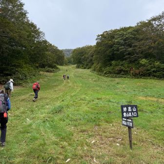 先ずはゲレンデ登りから。中々の急登💦