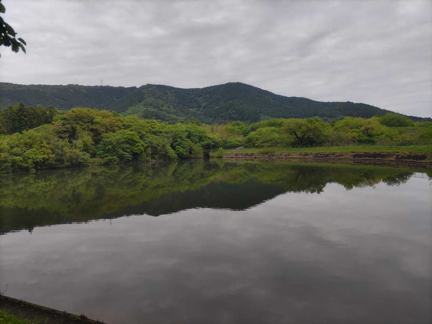 長尾池の逆さ東山です