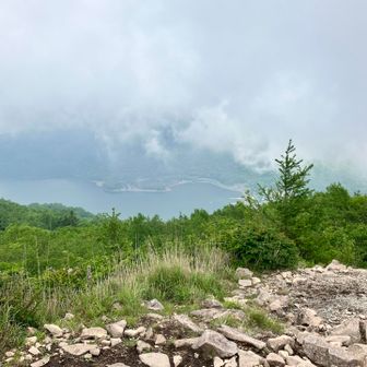 地蔵岳山頂からです
ん…雲☁️が
ここからの黒檜山が晴れてれば
きれいに見える場所です