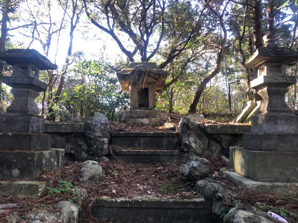 浅間神社のご神体、石尊さまが祀られている風格ある石宮