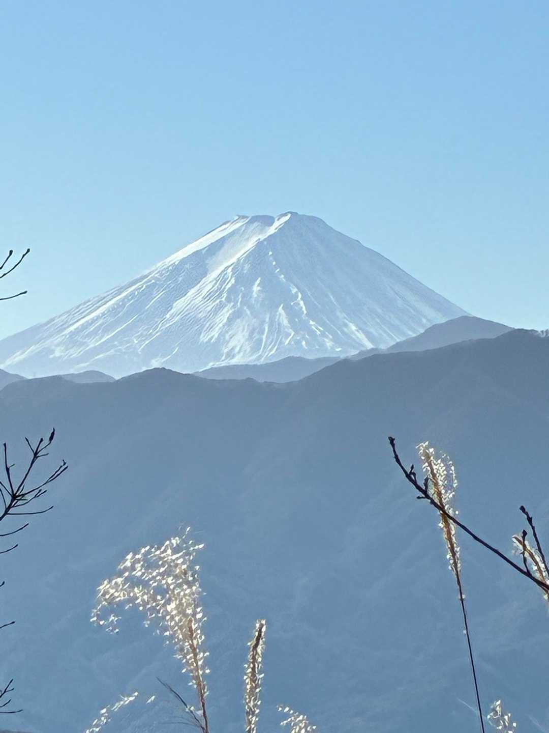 だんだん富士山が御坂のお山に隠れてきます⛰️