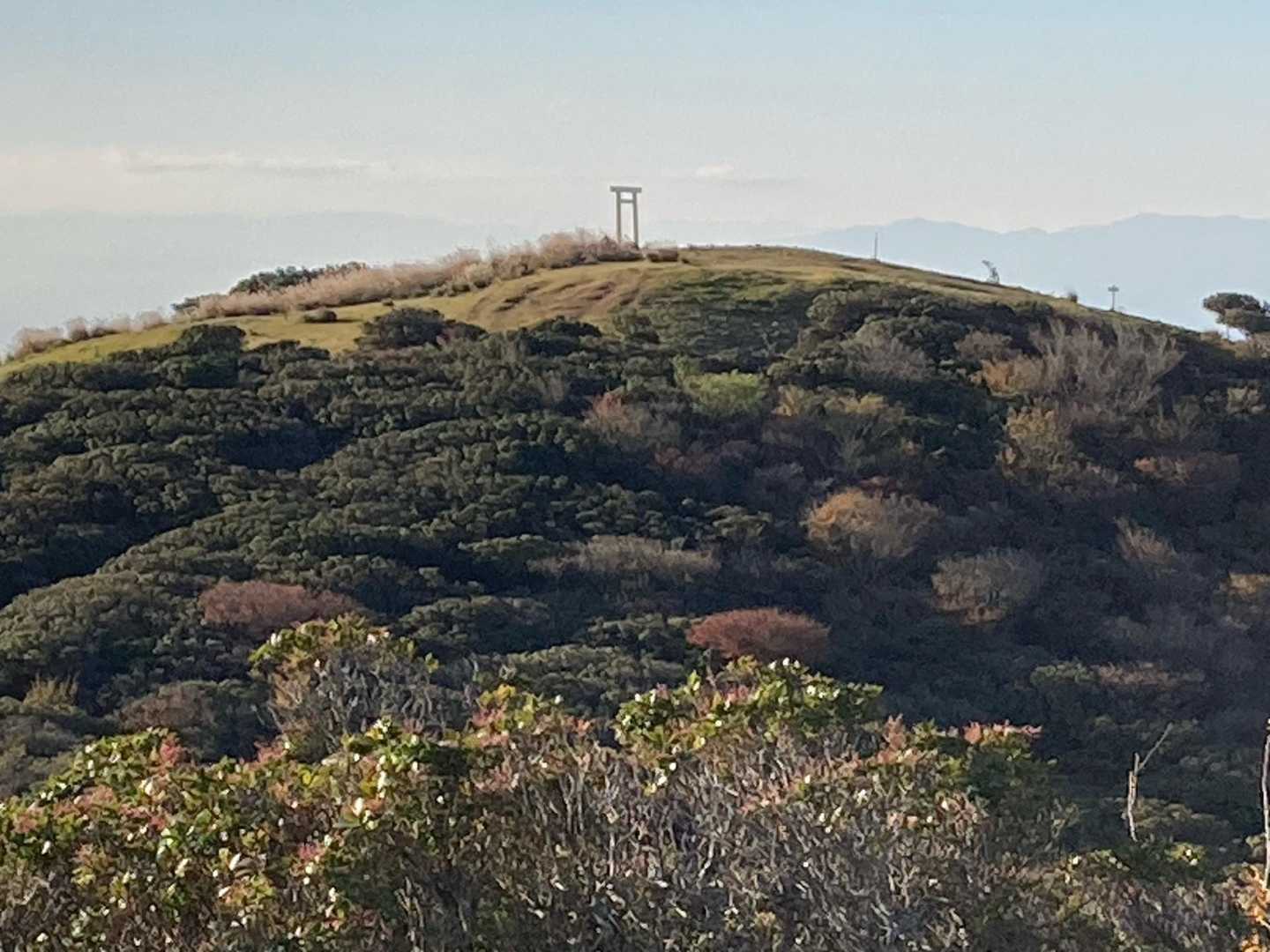 鳥居が見えます。あれが入道ヶ岳か。