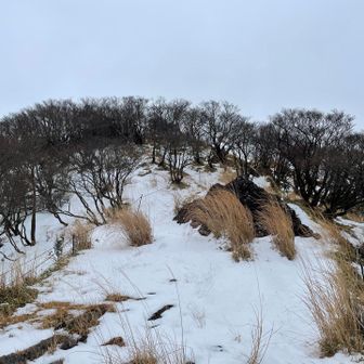 展望岩から振り返って山頂を臨む